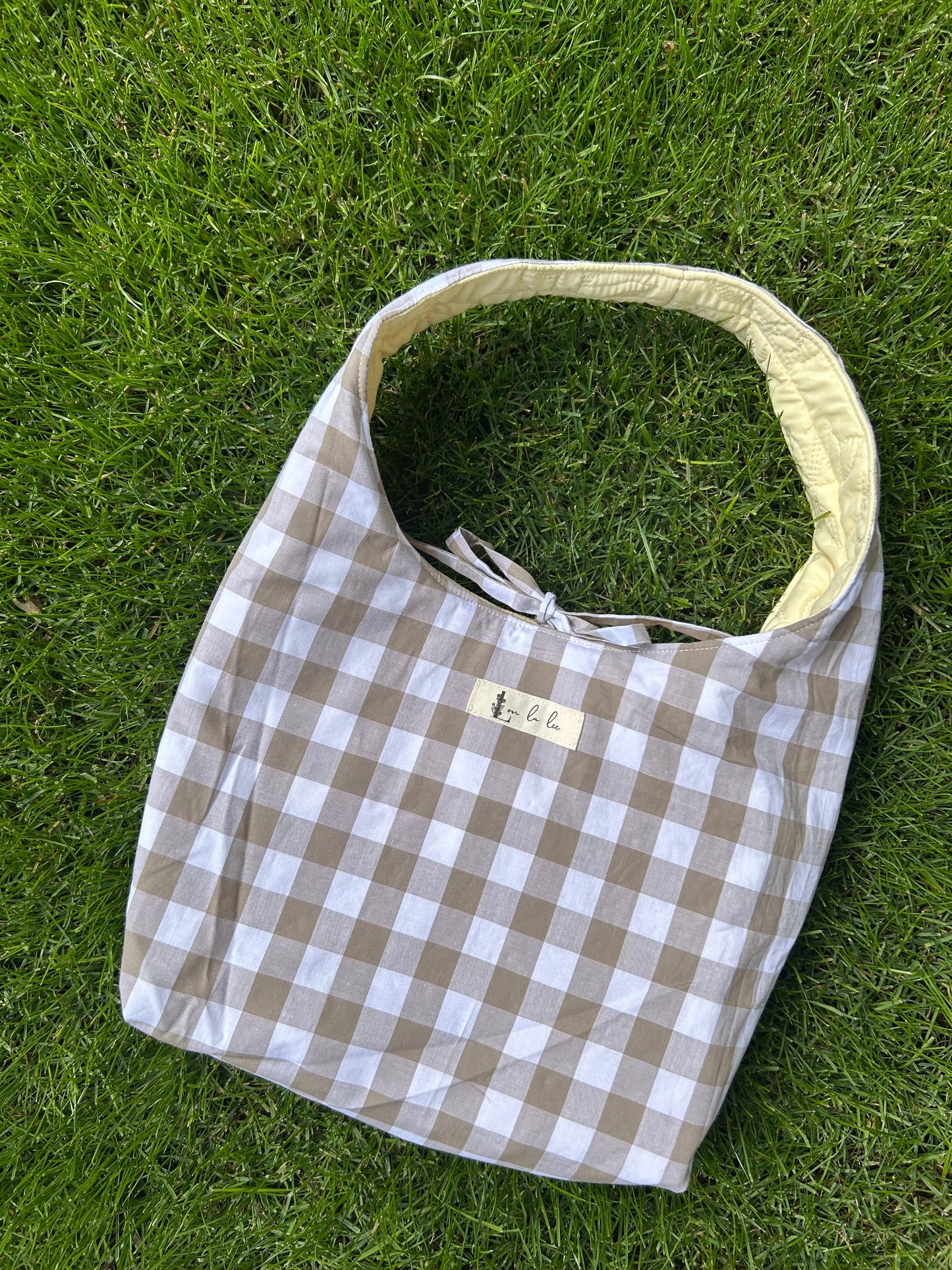 Reversible shoulder bag