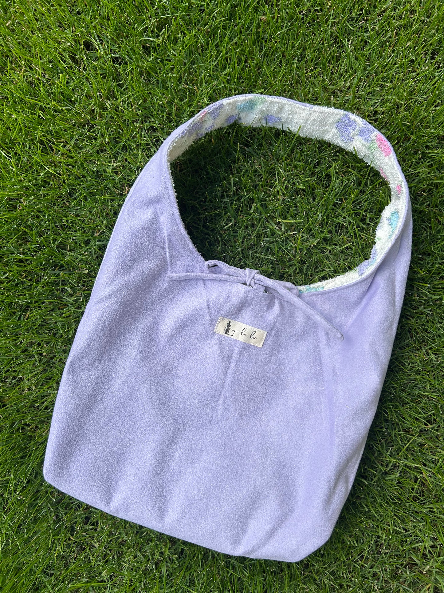 Reversible shoulder bag