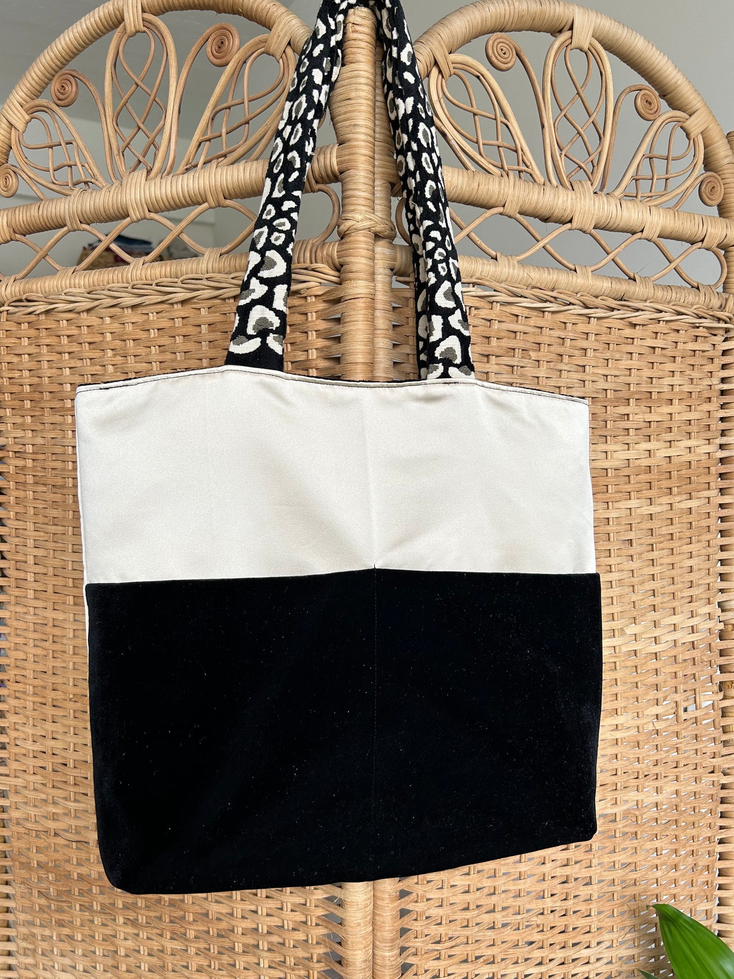 Reversible tote bag